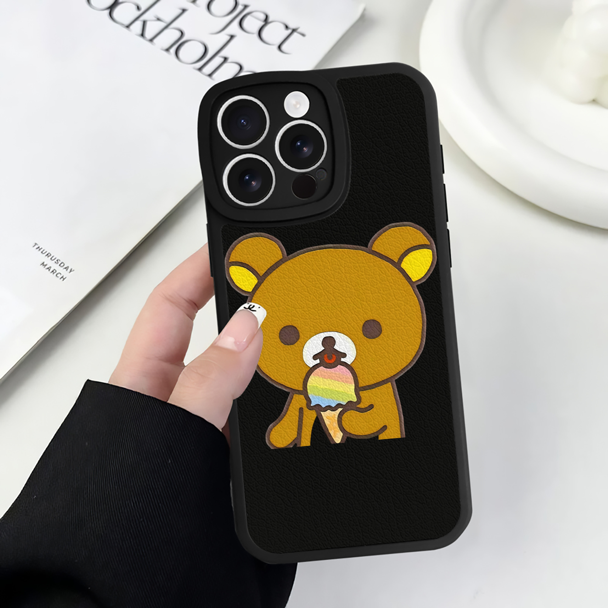 （画像用） リラックマ リラックマ キイロイトリ Rilakkuma Korilakkuma Kiiroitori 【iPhone 16シリーズ対応】シリコンスマホケース（レザー調） 材質：シリコン